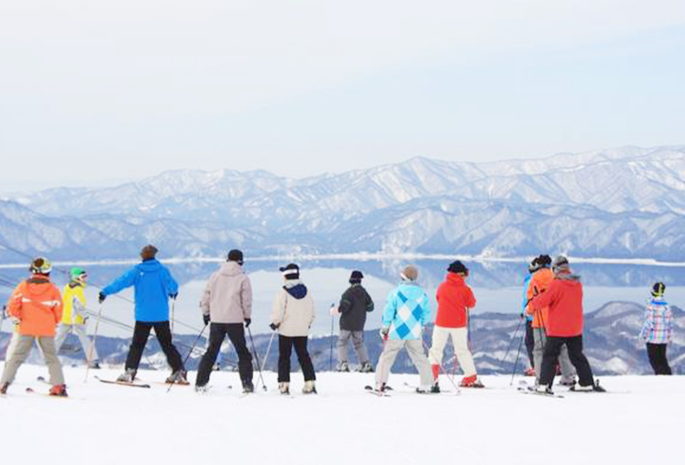 雪山集體滑雪